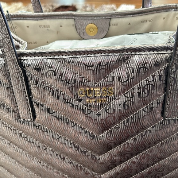 GUESS - Picture 5 of 9